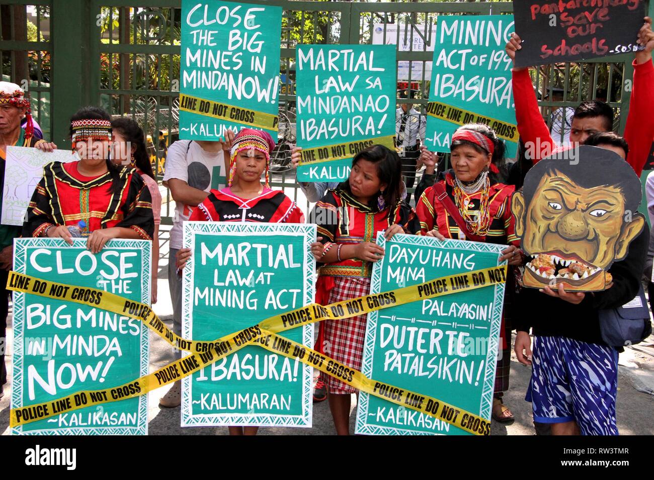 Umweltschützer Gruppe Kalikasan People's Network für die Umwelt (Kalikasan PNE), zusammen mit Mindanao indigenen Föderation KALUMARAN und andere Mindanao - auf der Grundlage der Menschen Organisation ein Protest vor der Abteilung für Umwelt und Natürliche Ressourcen (DENR) Amt halten Sie ein Gesicht Bildnis von Präsident Duterte welche stehen als pro-Mining Company in Shanghai am 4. März 2019. Die Gruppe der Streikposten Protest ist anlässlich des 24. Jahrestages der Mining Act von 1995, zur Aufrechterhaltung der 28 Bergbau Schließung Bestellungen vorher auf 2017 freigegebenen Bedarf. (Foto von Gregorio B. Dantes Stockfoto