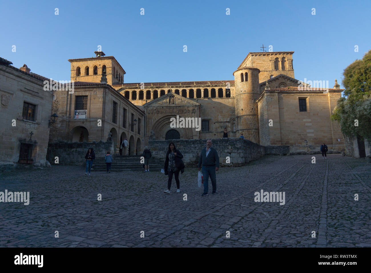 La Colegiata de Santa Juliana de Santillana del Mar Santillana del Mar Stiftskirche, ein spanischer Immobilien von kulturellem Interesse, romanische Kirche Stockfoto