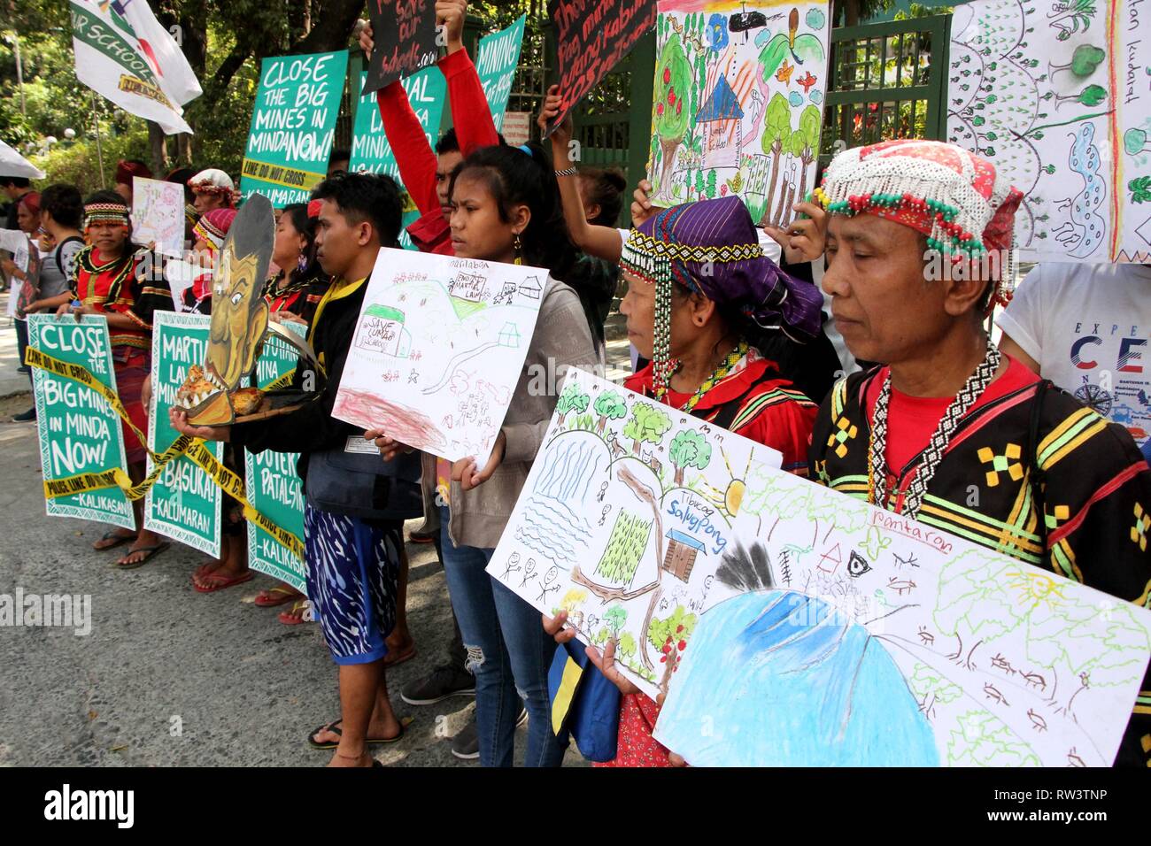 Umweltschützer Gruppe Kalikasan People's Network für die Umwelt (Kalikasan PNE), zusammen mit Mindanao indigenen Föderation KALUMARAN und andere Mindanao - auf der Grundlage der Menschen Organisation ein Protest vor der Abteilung für Umwelt und Natürliche Ressourcen (DENR) Amt halten Sie ein Gesicht Bildnis von Präsident Duterte welche stehen als pro-Mining Company in Shanghai am 4. März 2019. Die Gruppe der Streikposten Protest ist anlässlich des 24. Jahrestages der Mining Act von 1995, zur Aufrechterhaltung der 28 Bergbau Schließung Bestellungen vorher auf 2017 freigegebenen Bedarf. (Foto von Gregorio B. Dantes Stockfoto