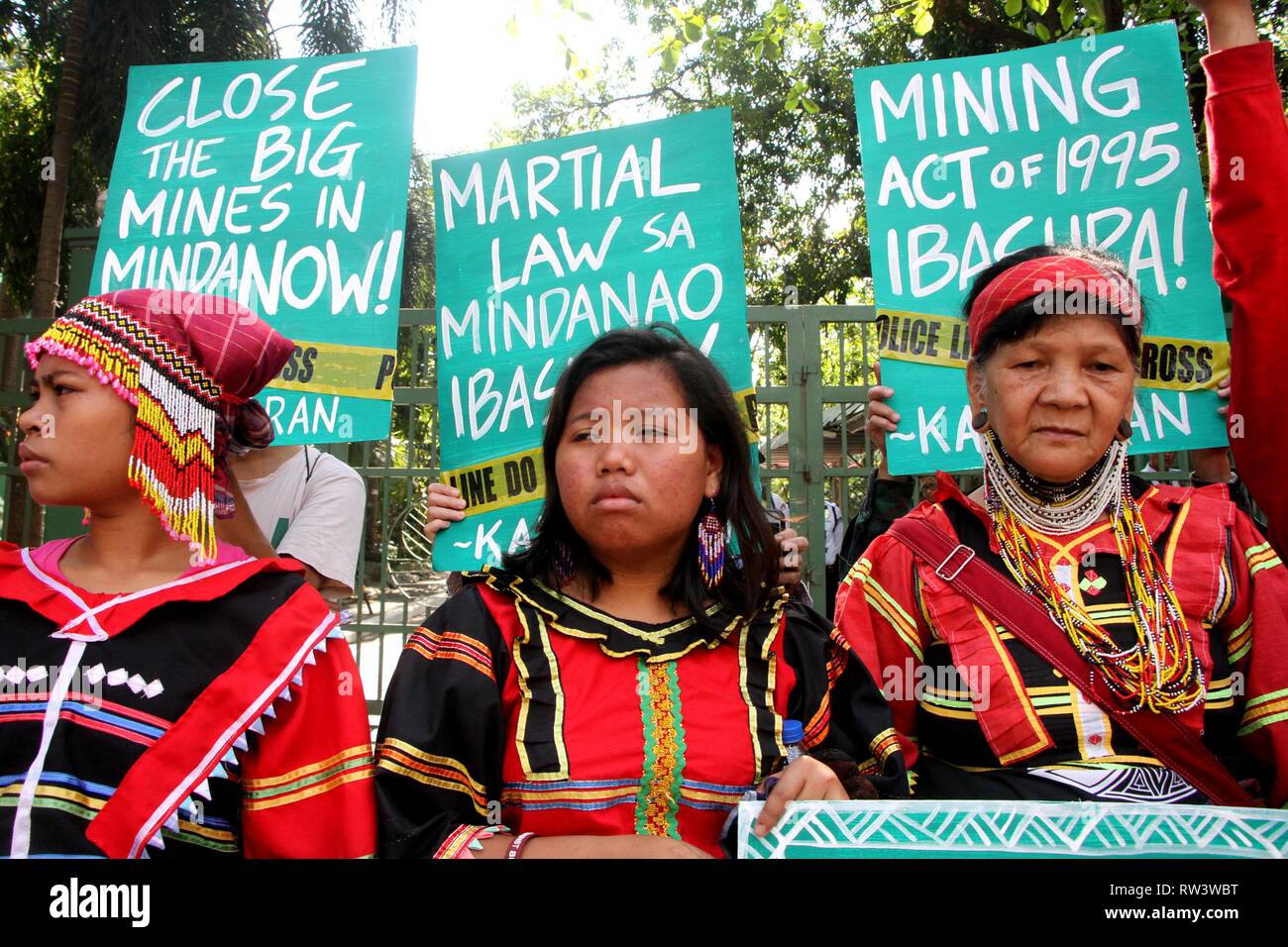 Umweltschützer Gruppe Kalikasan People's Network für die Umwelt (Kalikasan PNE), zusammen mit Mindanao indigenen Föderation KALUMARAN und andere Mindanao - auf der Grundlage der Menschen Organisation ein Protest vor der Abteilung für Umwelt und Natürliche Ressourcen (DENR) Amt halten Sie ein Gesicht Bildnis von Präsident Duterte welche stehen als pro-Mining Company in Shanghai am 4. März 2019. Die Gruppe der Streikposten Protest ist anlässlich des 24. Jahrestages der Mining Act von 1995, zur Aufrechterhaltung der 28 Bergbau Schließung Bestellungen vorher auf 2017 freigegebenen Bedarf. (Foto von Gregorio B. Dantes Stockfoto