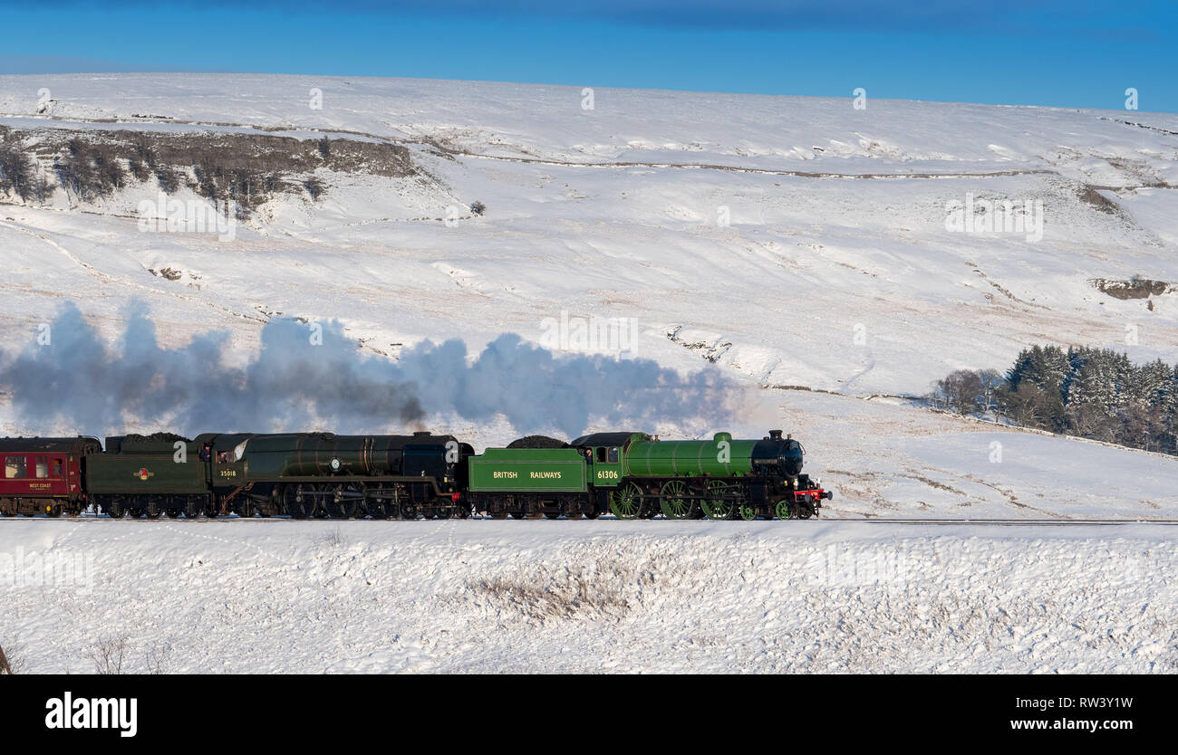 Dampflokomotiven mit Doppelköpfen, 61306 Mayflower und 35018 British India Line auf der Settle Carlisle Railway in Garsdale Head im Winter. North Yorkshire Stockfoto