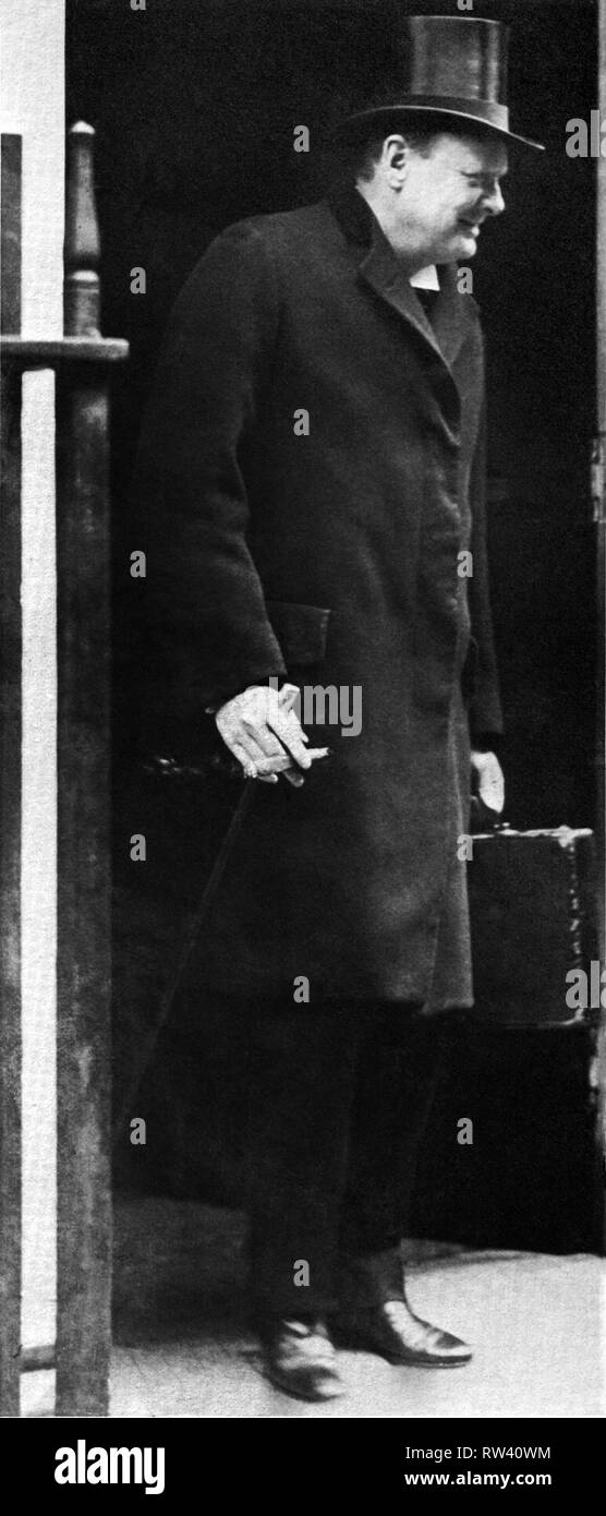 Winston Churchill verlässt 11 Downing Street für das Unterhaus, um seinen ersten Haushalt als Schatzkanzler zu liefern. April 1925 Stockfoto