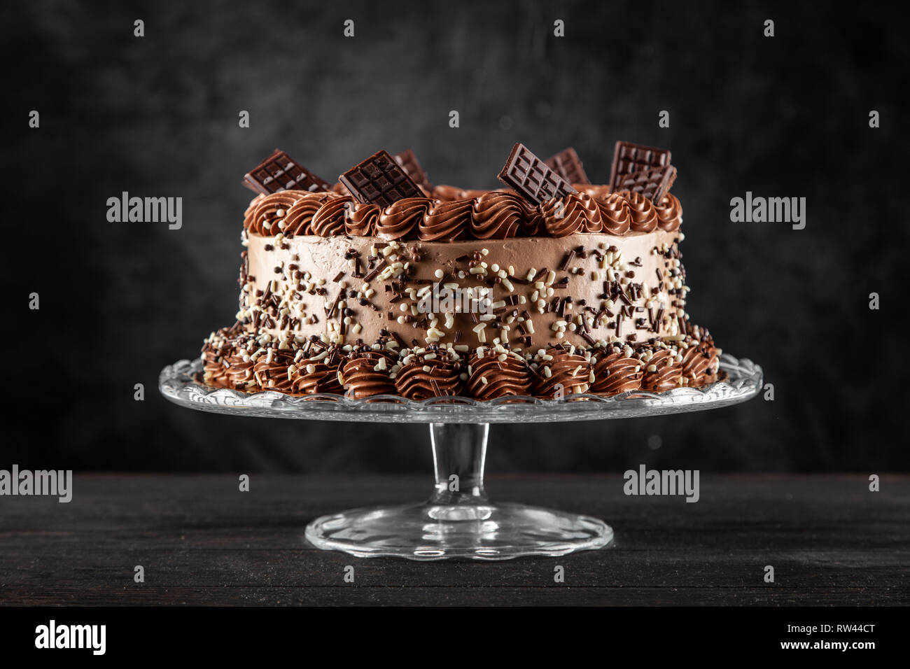 Dekorierte Schokolade Kuchen auf dunklem Hintergrund Stockfoto