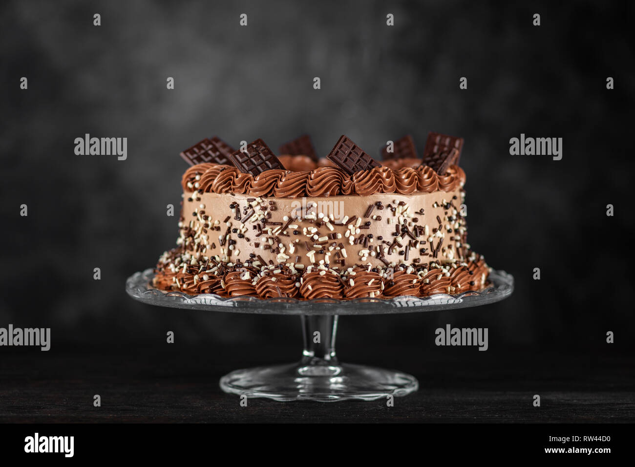 Dekorierte Schokolade Kuchen auf dunklem Hintergrund Stockfoto