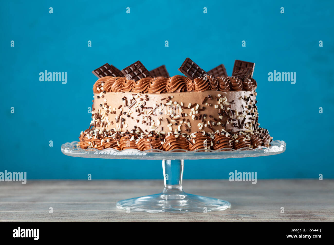 Dekorierte Schokolade Kuchen auf dunklem Hintergrund Stockfoto