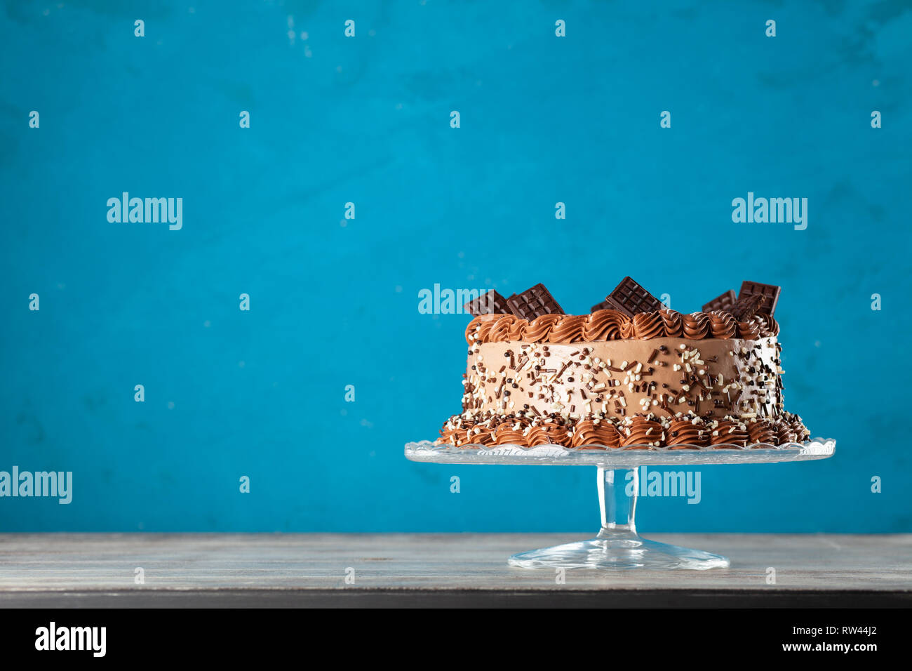 Dekorierte Schokolade Kuchen auf dunklem Hintergrund Stockfoto