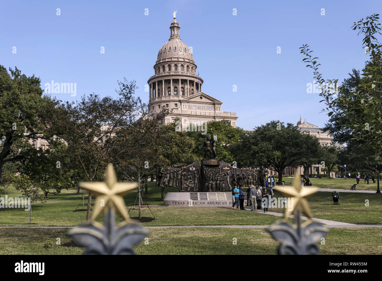 Texas State Capitol in der Innenstadt von Austin, USA. Blick vom Gelände, wo die Texas Afrikanische Amerikanische Geschichte Gedenkstätte befindet. Stockfoto