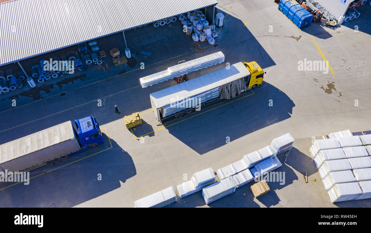 Gabelstapler ist die Fracht vom Lager zum Lkw im Freien. Antenne. top View Stockfoto