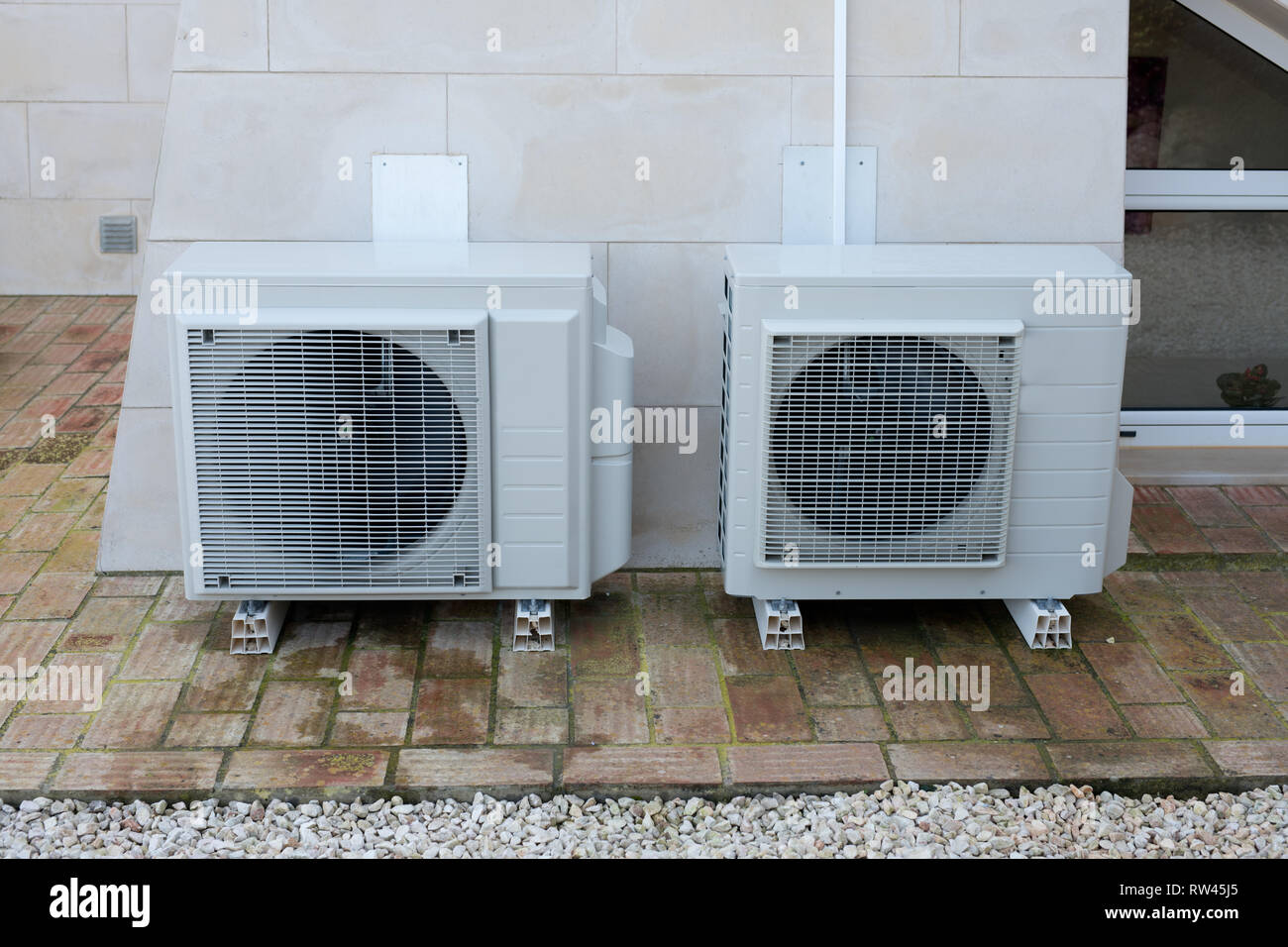 Zwei Klimaanlagen außerhalb eines Hauses Stockfoto