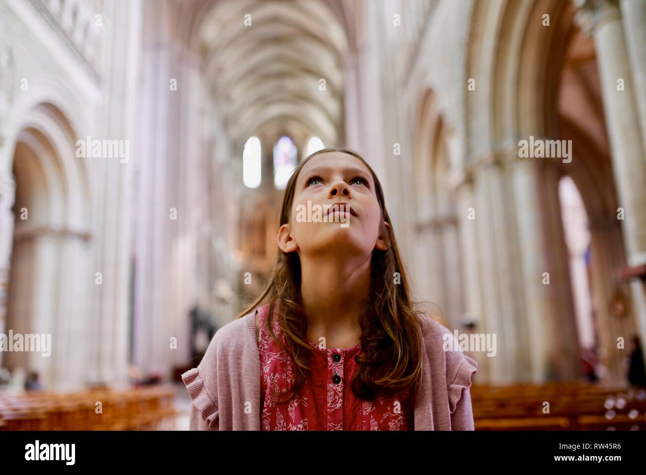 Schöne junge Mädchen verloren in Gedanken in der normannischen Kirche Frankreich Stockfoto