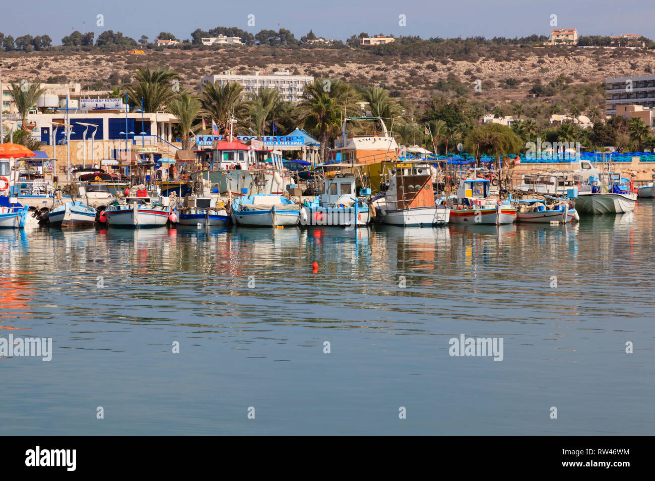 Traditionelle zypriotische Fischerboote im Hafen von Ayia Napa, Zypern günstig. 2010 Stockfoto