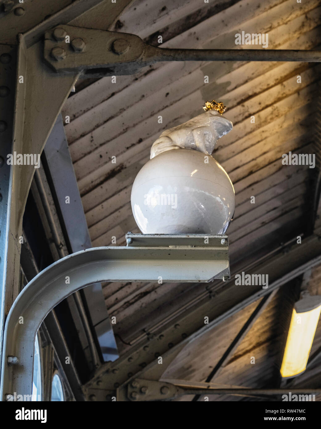 Berlin Kreuzberg. Frosch mit Krone & Ball. Kleine erhaltene Detail der ursprünglichen Station über dem nördlichen Plattform prinzenstraße U-Bahn Station. Stockfoto