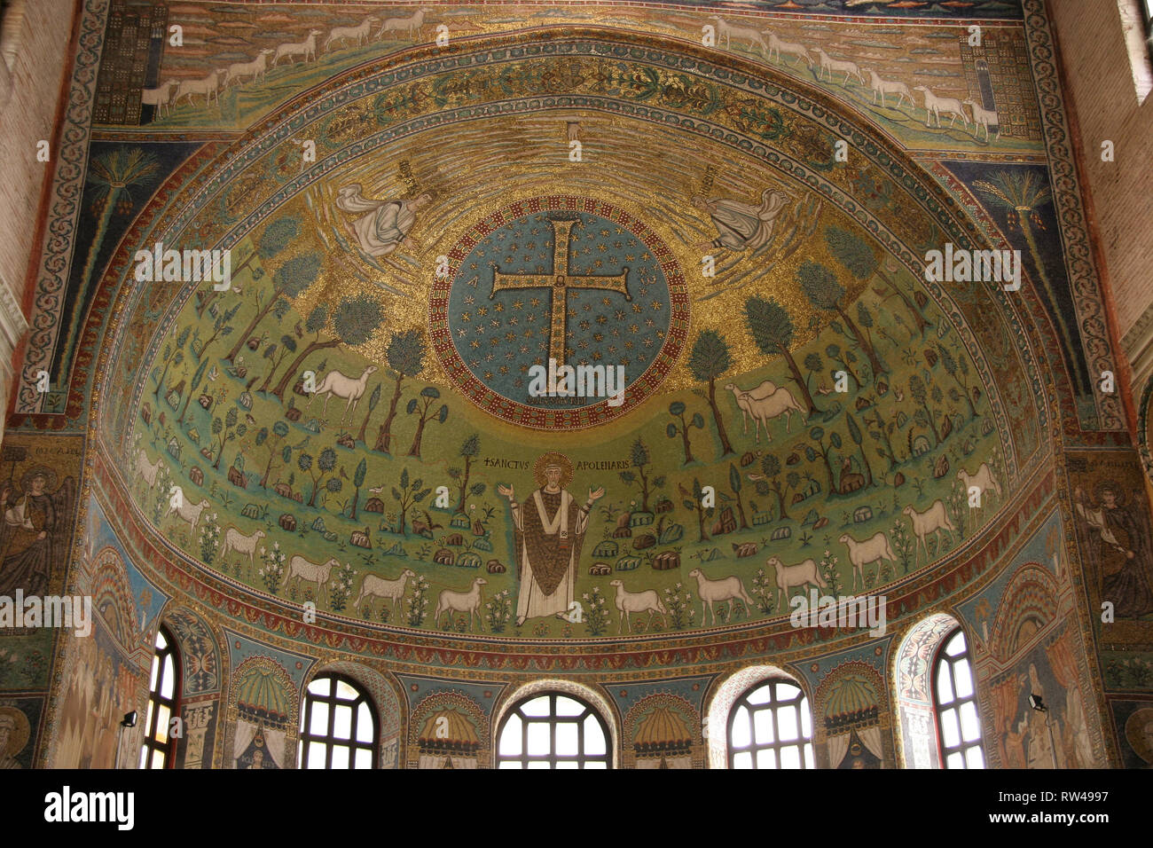 Italien. Ravenna. Basilika von Sant'Apollinare in Classe. Im byzantinischen Stil. 6 CE. Apsis mit Mosaiken. Stockfoto