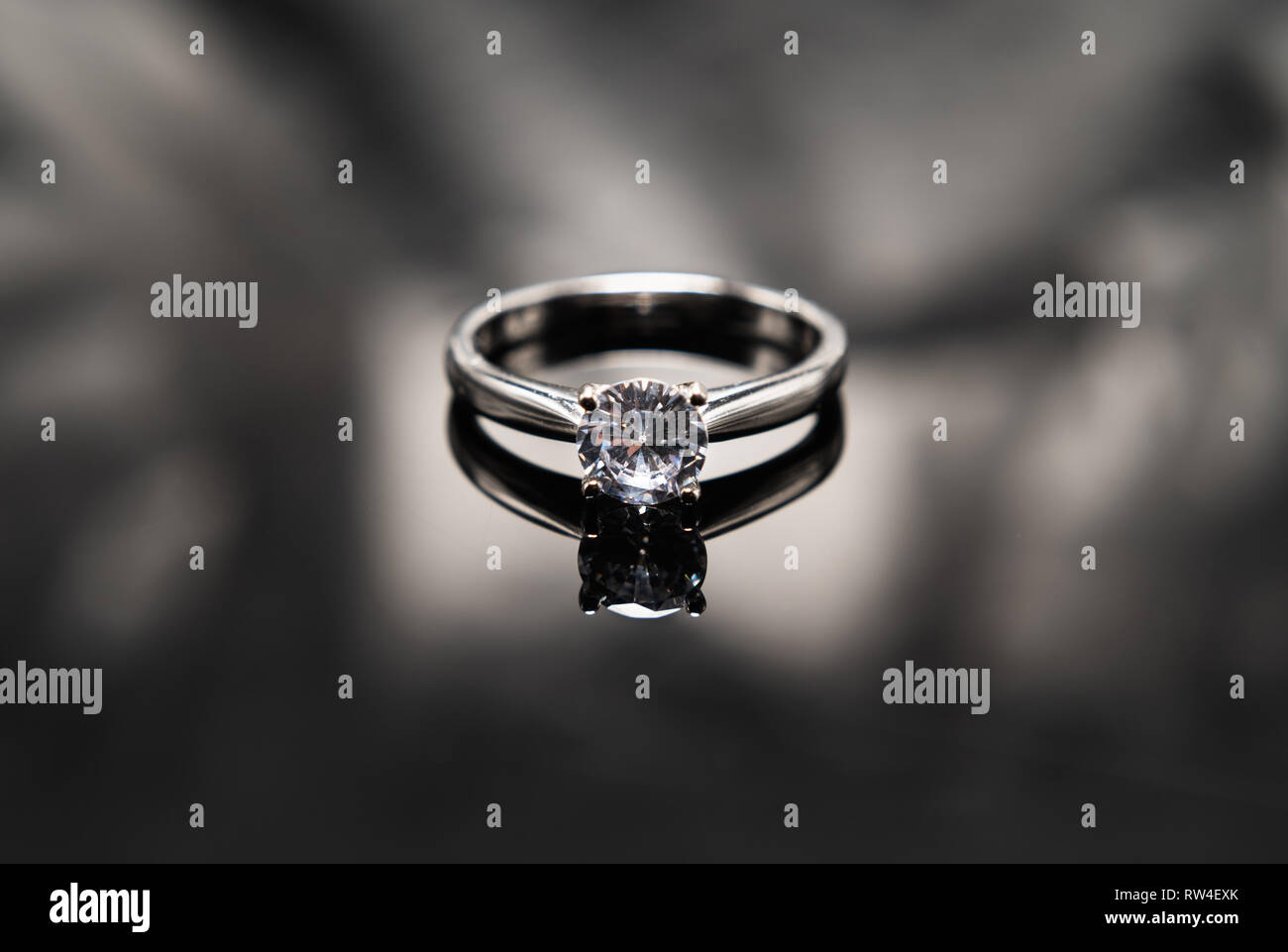 Ring auf der schwarzen Spiegelfläche Stockfoto