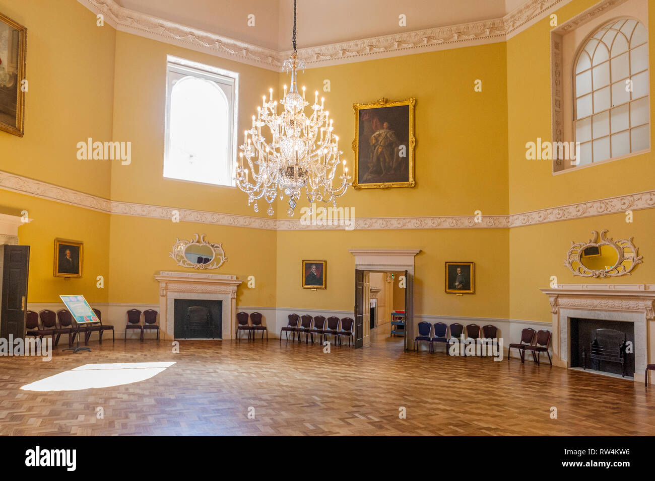 Eine prächtige Kronleuchter aus Glas und poliertem Fußboden im Octagon Zimmer der Assembly Rooms in Badewanne, N.E. Somerset, England, Großbritannien Stockfoto