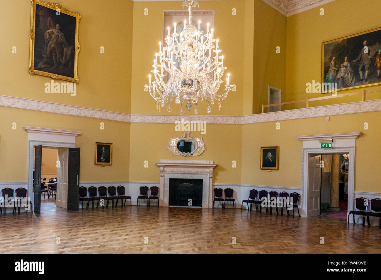 Eine prächtige Kronleuchter aus Glas und poliertem Fußboden im Octagon Zimmer der Assembly Rooms in Badewanne, N.E. Somerset, England, Großbritannien Stockfoto