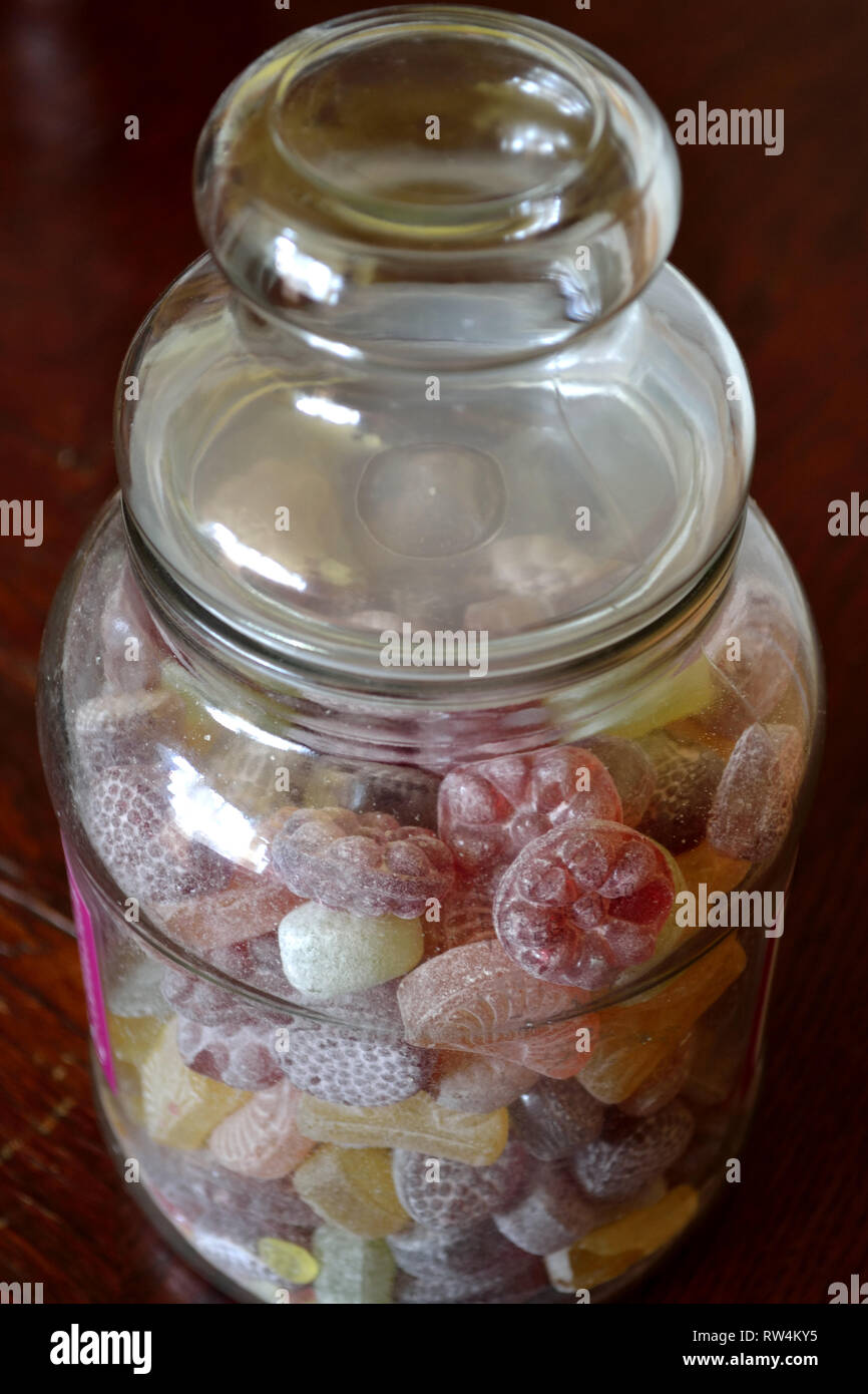 Geformte Frucht Bonbons im Glas Stockfotografie - Alamy