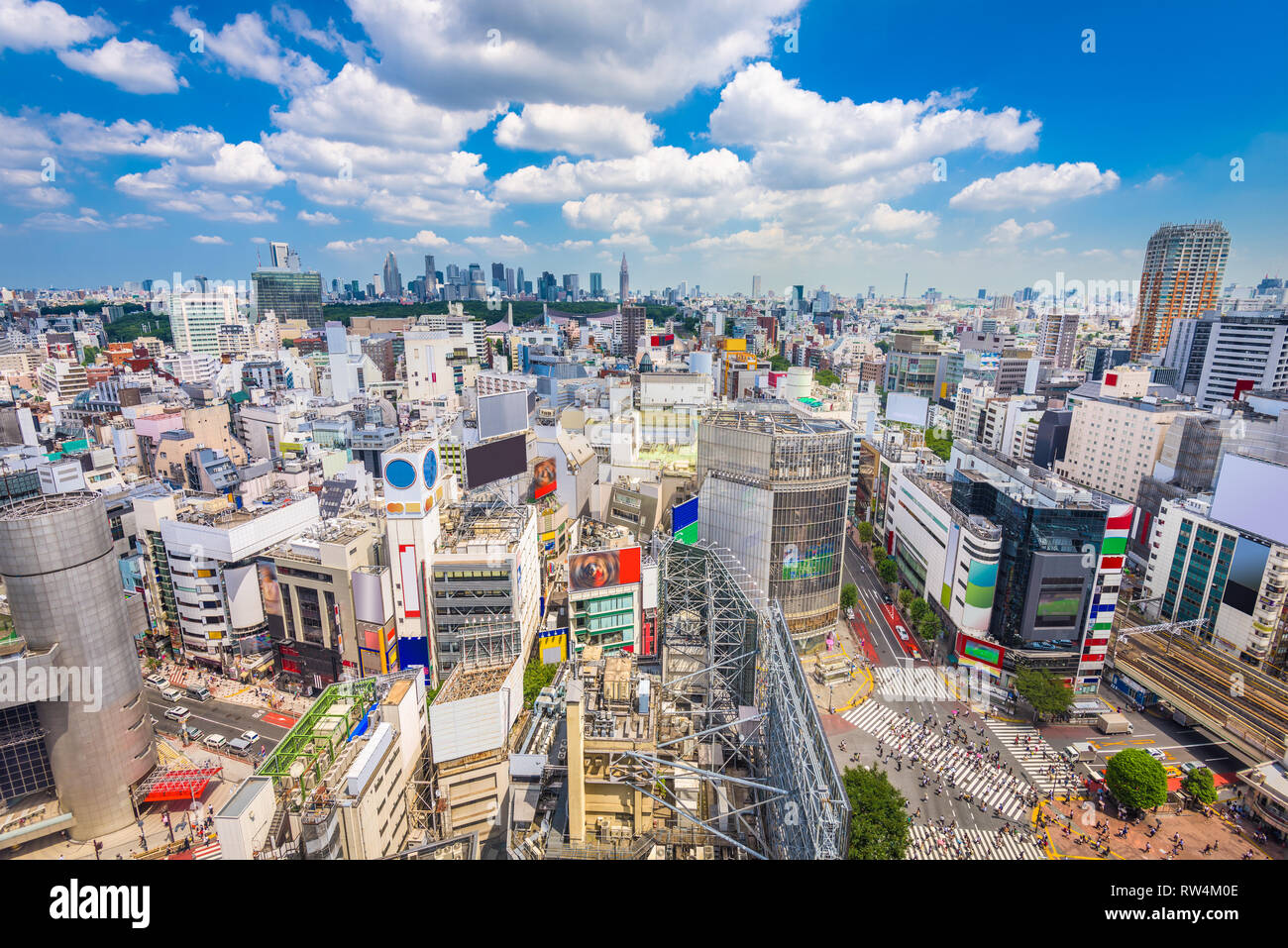 Shibuya, Tokio, Japan Skyline der Stadt über Shibuya Jagt zebrastreifen am Nachmittag. Stockfoto