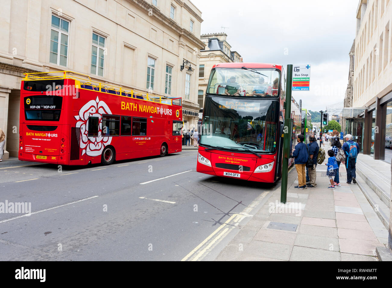 Zwei oben offene Badewanne Navigatours Tour Busse im Manvers Street, Bath, N.E. Somerset, England, Großbritannien Stockfoto
