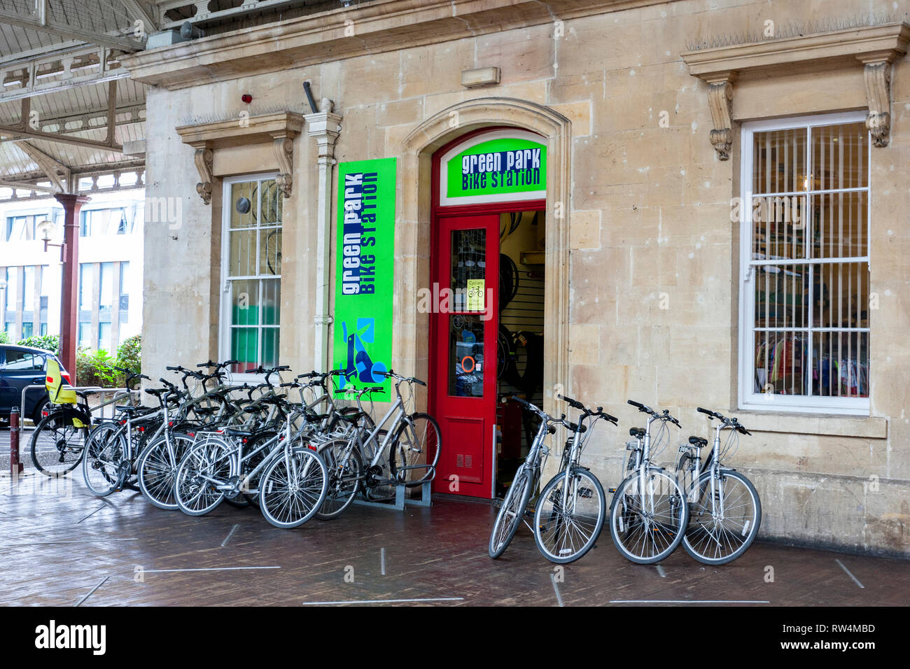 Fahrräder Zyklen im ehemaligen Bahnhof Green Park, Badewanne, N.E. Somerset, England, Großbritannien Stockfoto