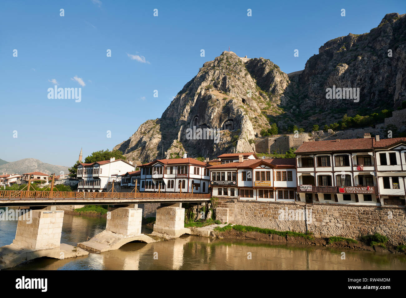 Amasya osmanische Villen an den Ufern des Flusses Yeşilırmak, unterhalb der pontischen Königlichen Felsengräber und Mountain Top alte Zitadelle, Türkei Stockfoto
