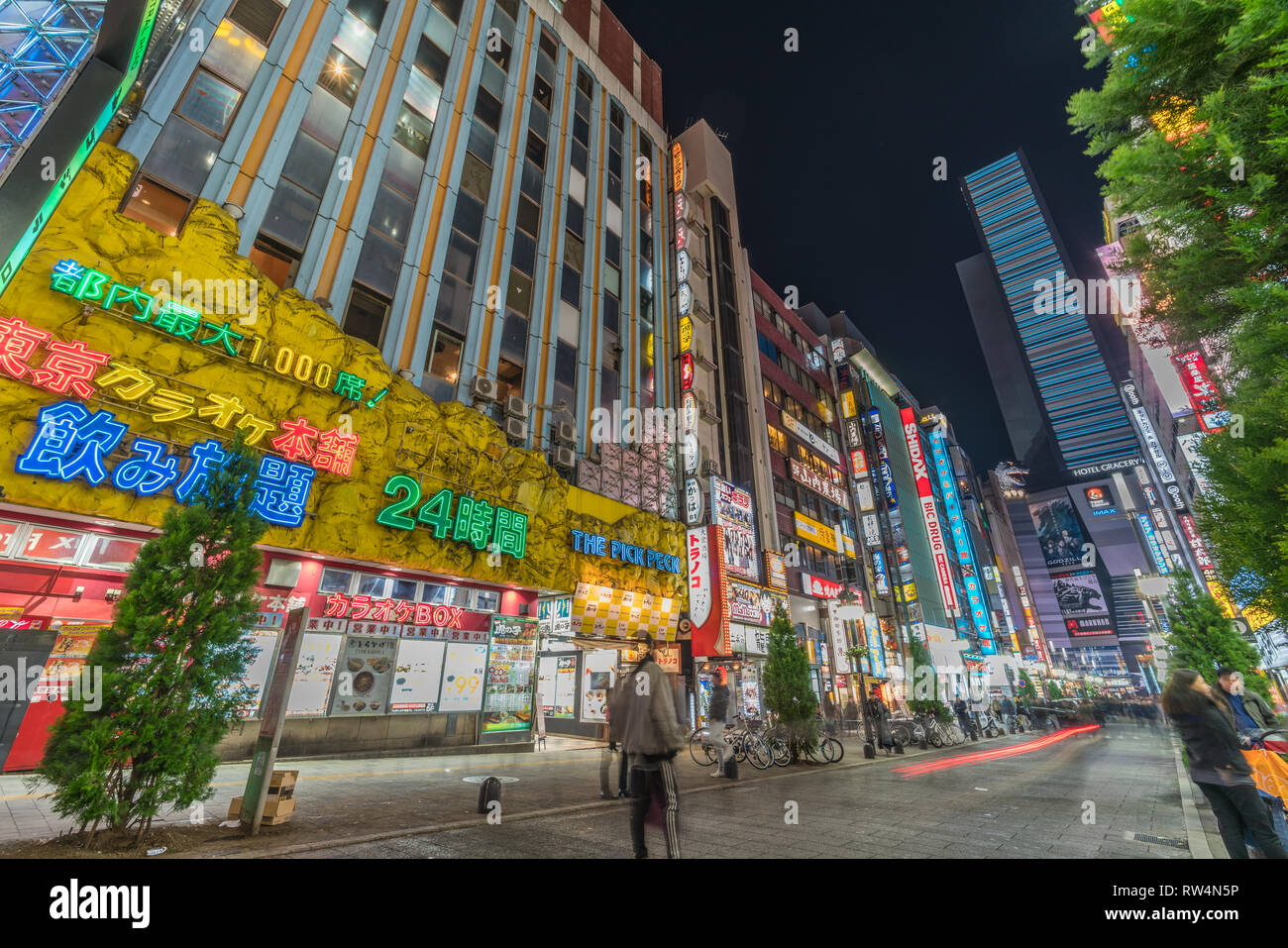 Kabukicho, Shinjuku, Tokyo, Japan - 20 November, 2017: Bunte Straße und Anschlagtafeln. Bewegung verwischt Menschen vorbei an Geschäften rund um Yakusuni Stockfoto