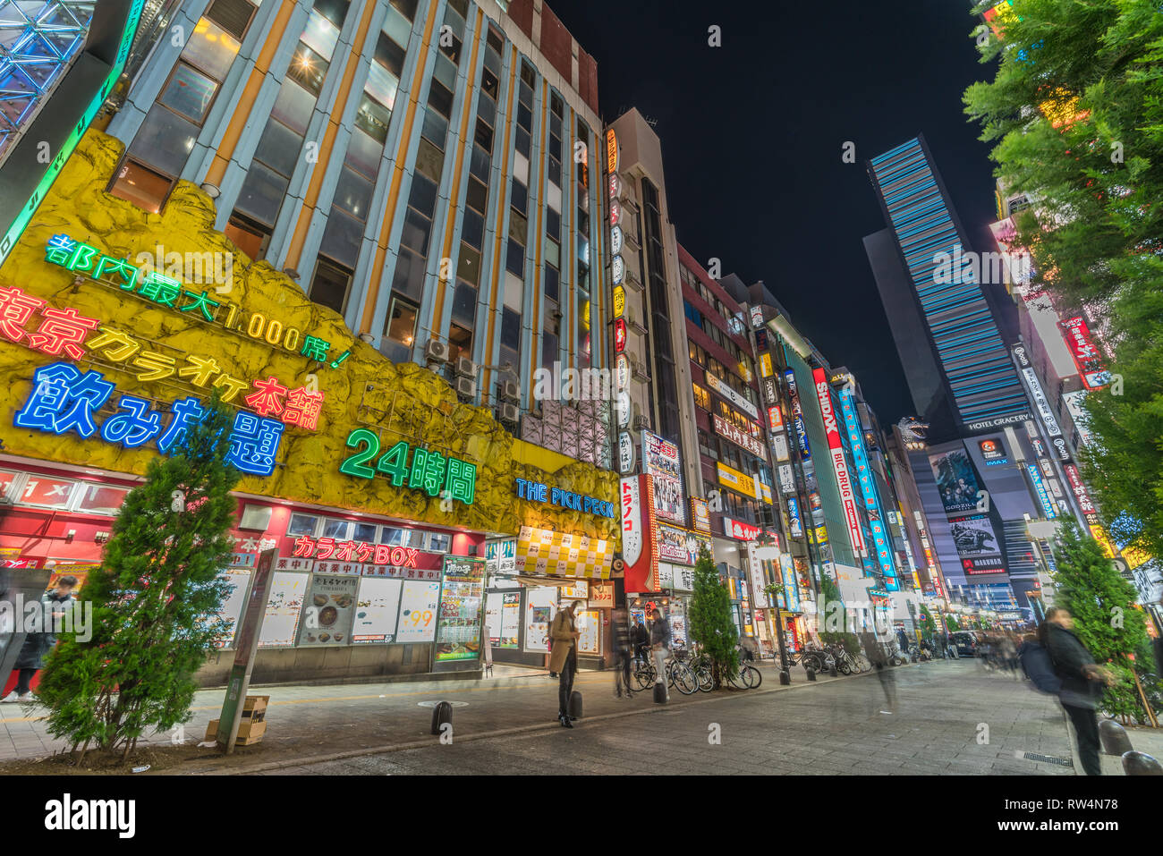 Kabukicho, Shinjuku, Tokyo, Japan - 20 November, 2017: Bunte Straße und Anschlagtafeln. Bewegung verwischt Menschen vorbei an Geschäften rund um Yakusuni Stockfoto