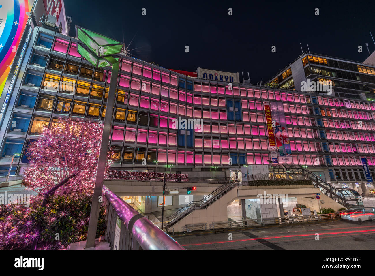 Shinjuku, Tokyo, Japan - November, 2017: Weihnachten Dekoration an der Odakyu Shopping Mall in der Nähe von Bahnhof Shinjuku bei Nacht. Stockfoto