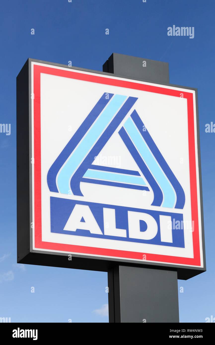 Viby, Dänemark - Oktober 7, 2018: Aldi Logo auf einer Stange. Aldi ist einer der weltweit führenden Discounter Kette mit über 9 000 Filialen in 18 Ländern Stockfoto