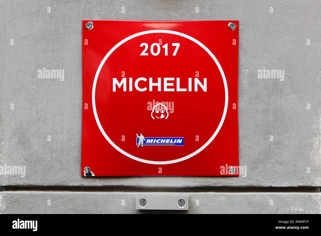 Lyon, Frankreich - 20 September 2017: Bib Gourmand Michelin Restaurant Logo. Eine Bib Gourmand Michelin Restaurant bietet gutes Essen zu moderaten Preisen. Stockfoto