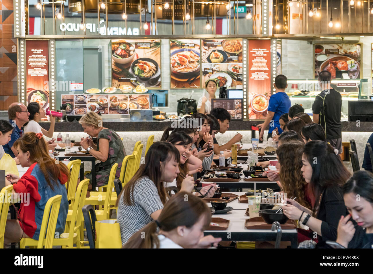 Singapur - Januar 28, 2019: - die Menschen haben ihre Mahlzeit aus verschiedenen Fast-Food-Ketten auf einem Food Court im Shoppes in Marina Bay Sands in Singapo Stockfoto