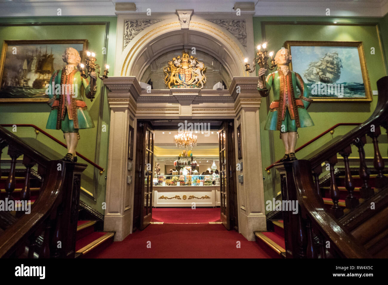 Elegante Innenausstattung des Kaufhauses Fortnum & Mason, London, England. Stockfoto Elegante Innenausstattung des Kaufhauses Fortnum & Mason, London, England. Stockfoto