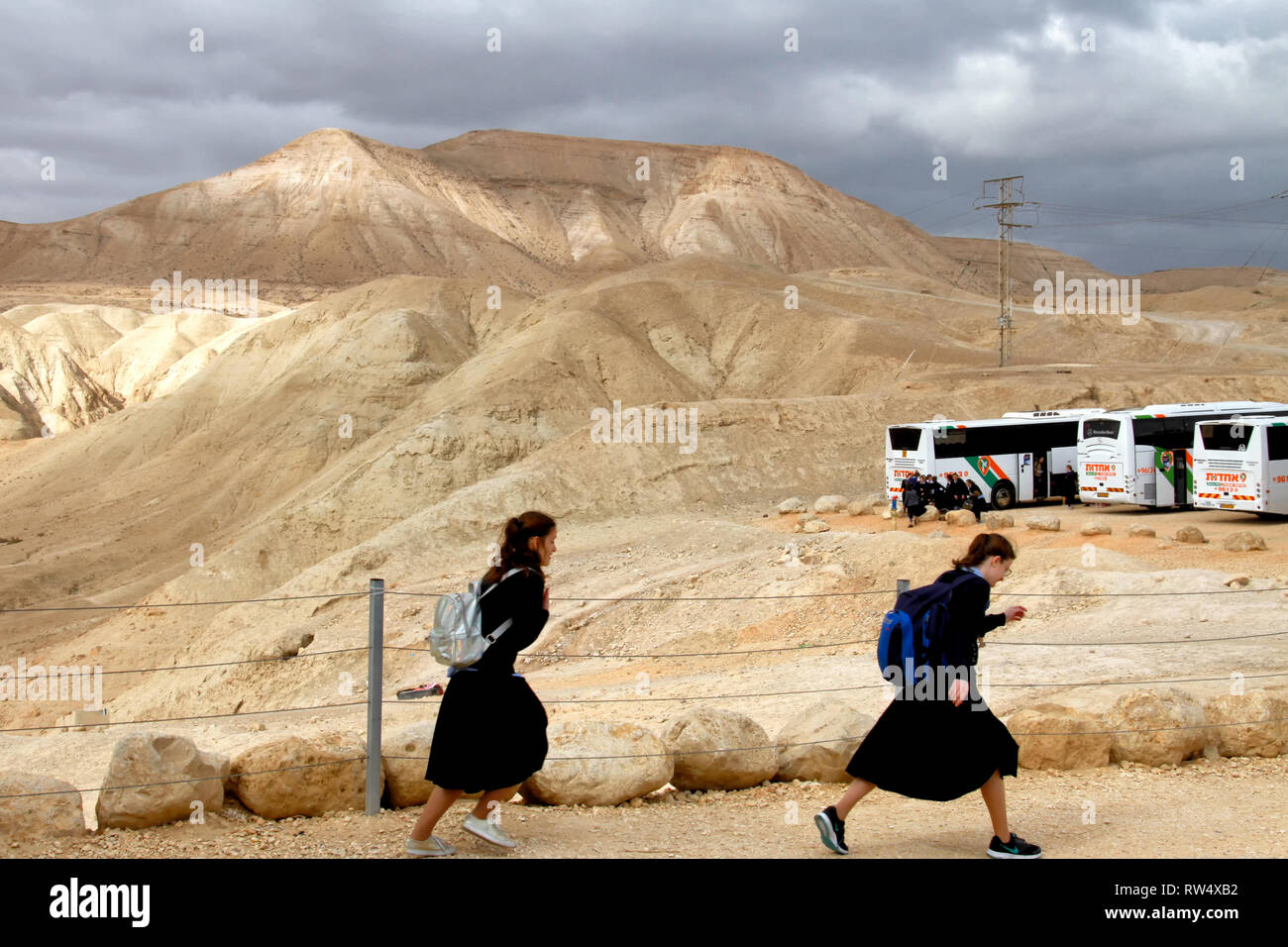 Zwei jüdische Schule Mädchen laufen auf einem Pfad in der Judäischen Wüste. Stockfoto