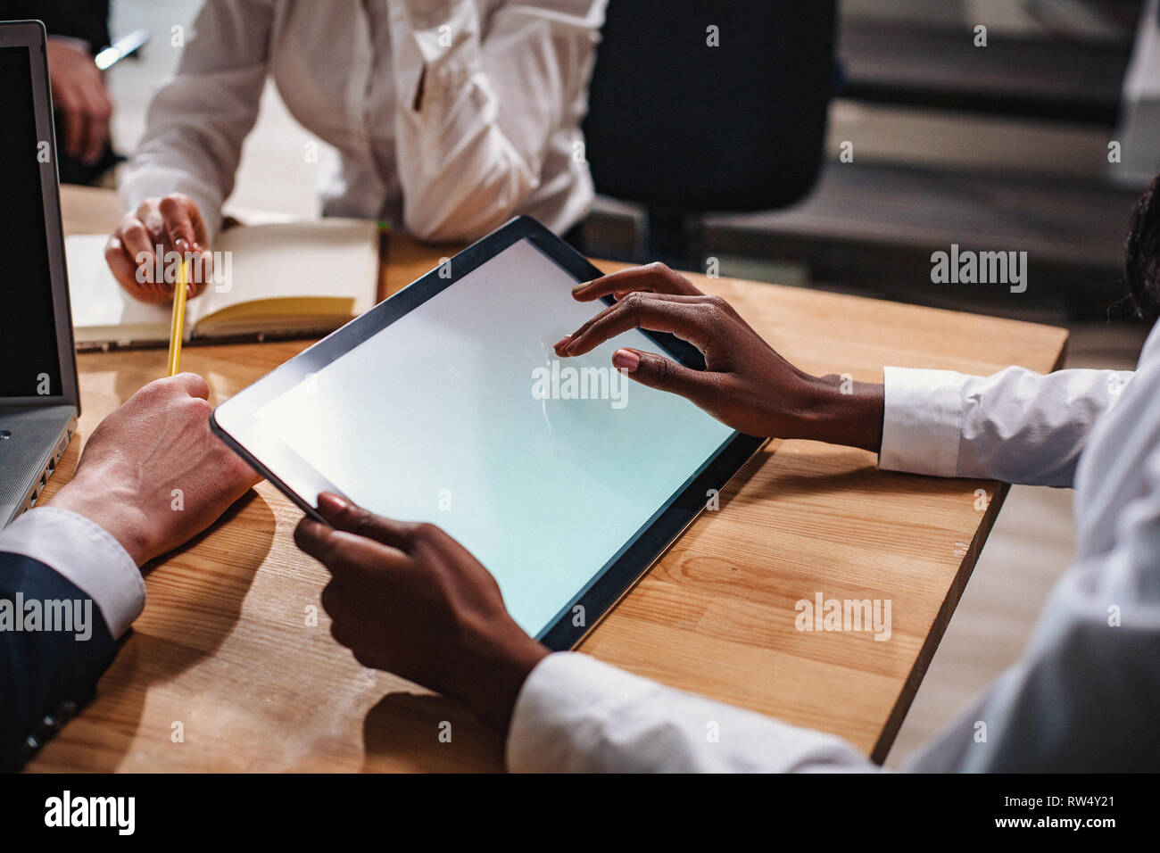 Business Team Sitzen am Schreibtisch im Büro ist und arbeitet. Selektiver Fokus auf Hände halten Laptop. Geschäftskonzept. Stockfoto