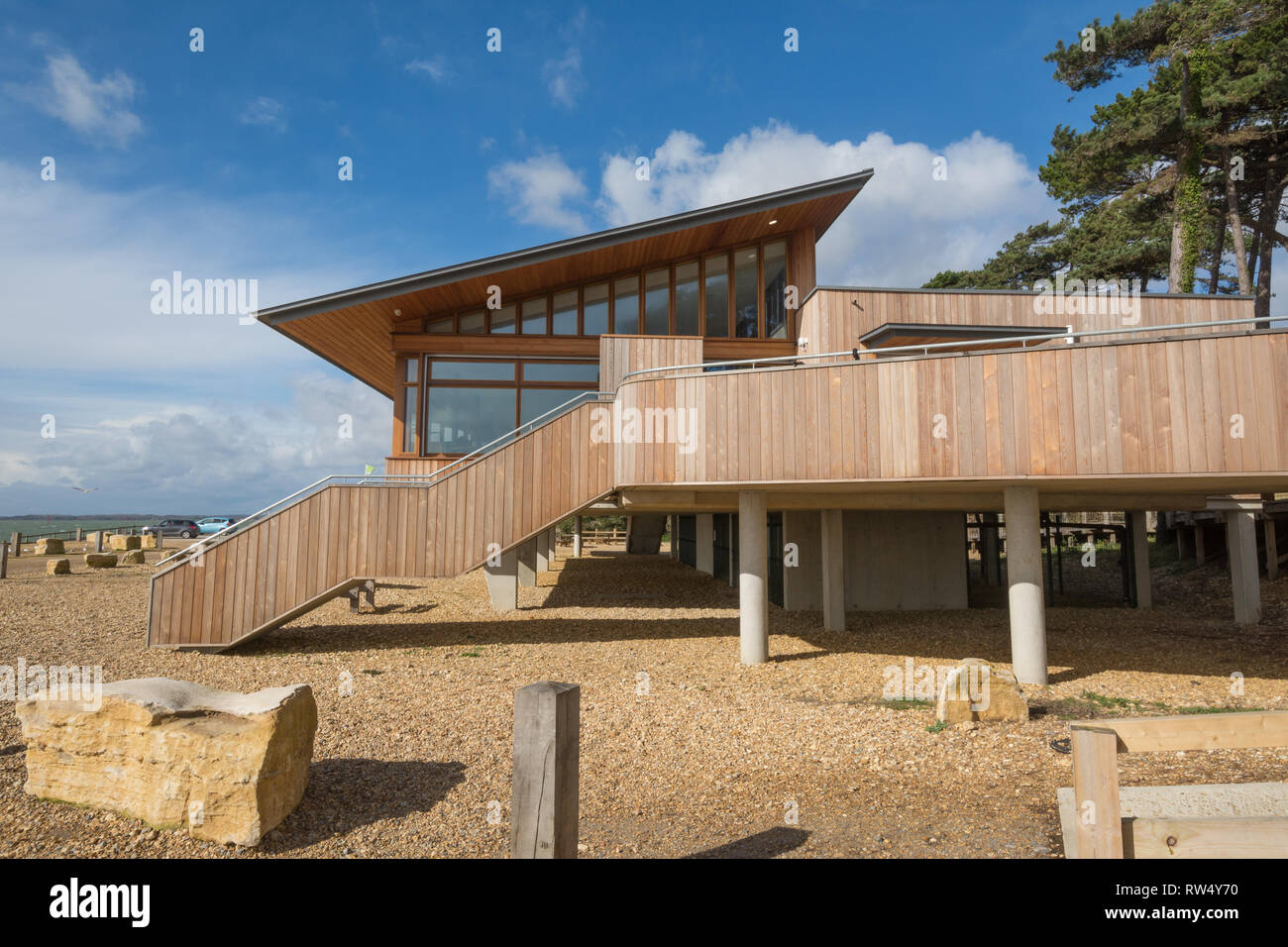 Der Lookout, ein neues Restaurant und Shop am Strand von Lepe Country Park in Hampshire, Großbritannien Stockfoto