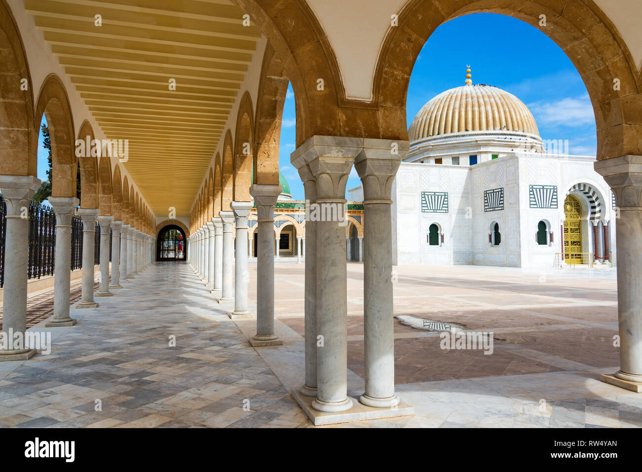 Bögen außerhalb des beeindruckenden Habib Bourguiba Mausoleum in Monastir, Tunesien Stockfoto
