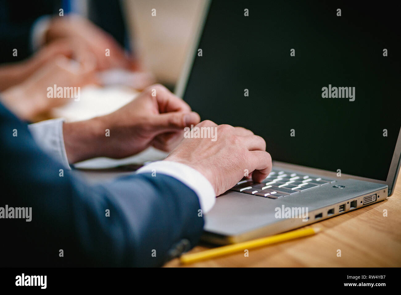 Teamwork Brainstorming in Büro auf Neues Projekt. Diskutieren und zu erstellen. Selektiver Fokus auf Händen tippen. Stockfoto