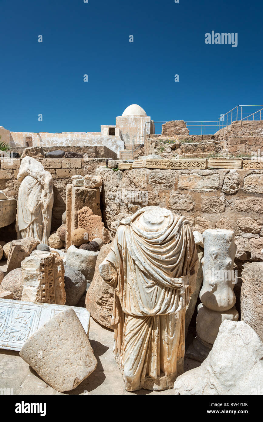 Vertikale Ansicht von antiken Skulpturen in der Ghazi Mustapha Fort in Houmt Souk auf Djerba, Tunesien Stockfoto