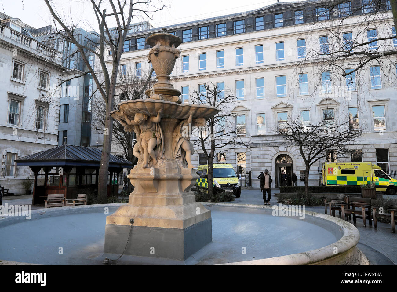 Der Wasserbrunnen, die Statue und die Ambulanzwagen vor dem Gelände des St. Barts Hospital im Frühling April 2016 London England Großbritannien KATHY DEWITT Stockfoto