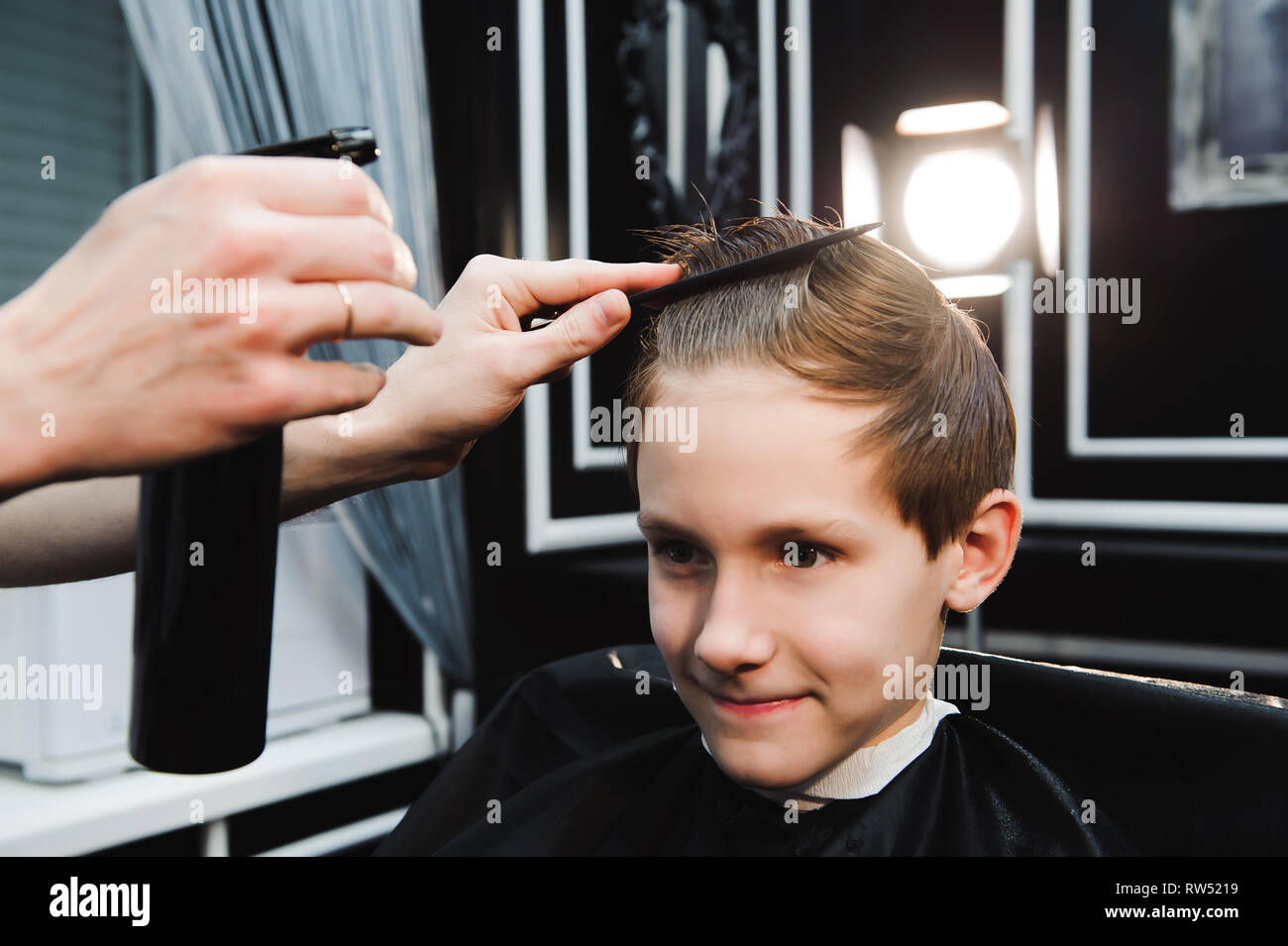 Eine nette junge Junge, ein Haarschnitt Stockfoto