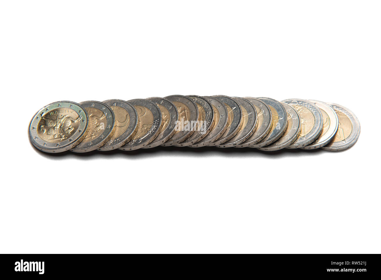 Münzen in Spalten und Zeilen organisiert isoliert Linie auf weißem Hintergrund Stockfoto