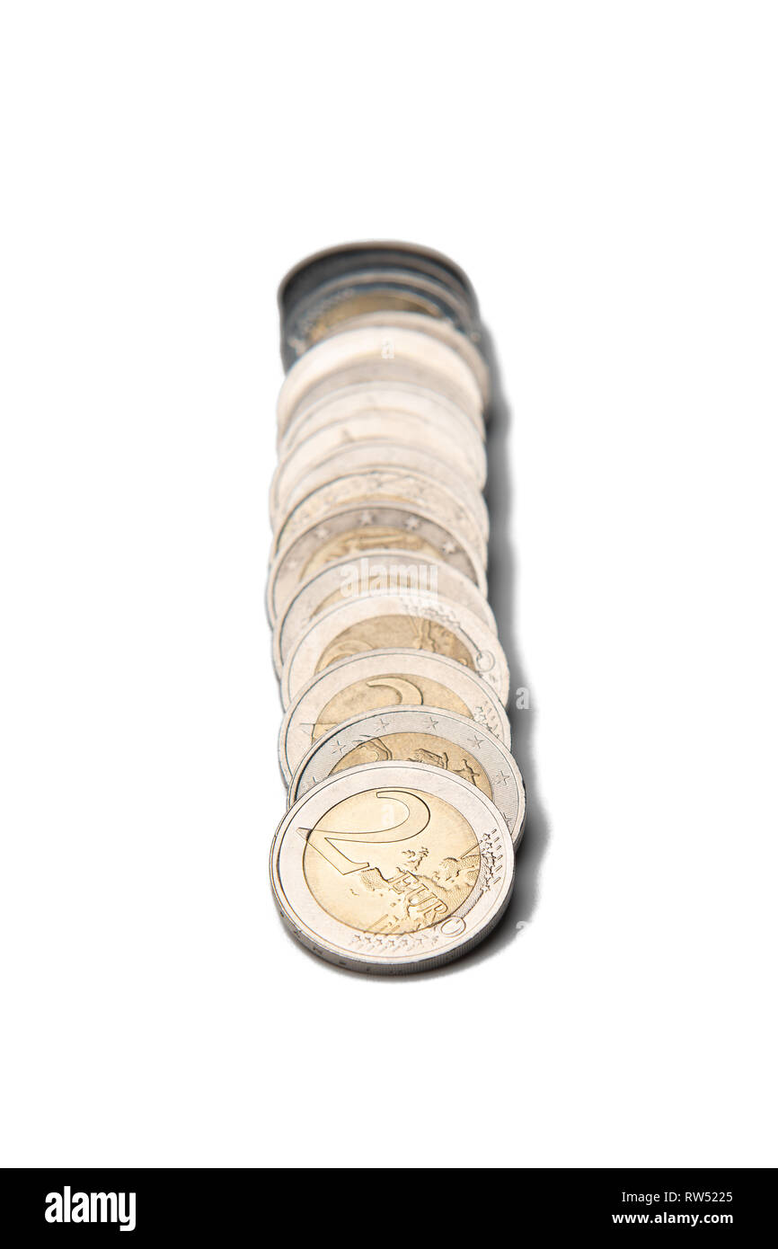 Münzen in Spalten und Zeilen organisiert isoliert Linie auf weißem Hintergrund Stockfoto