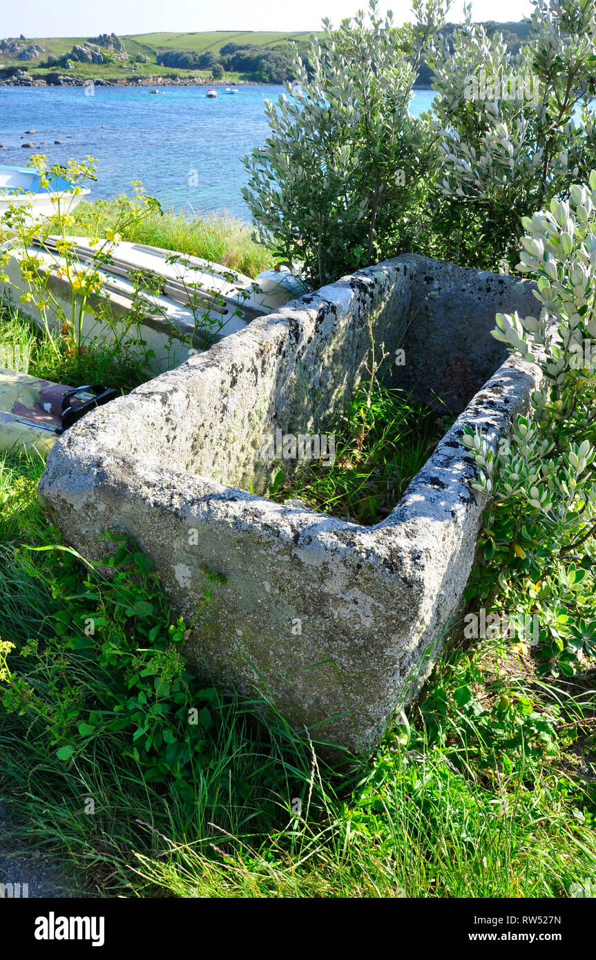 Große Granit tank geglaubt, einen Sarg zu sein, aber später für das Salzen pilchards verwendet. In der Nähe des Hafens in der Altstadt, St Marys, Isles of Scilly, Cornwall, Stockfoto