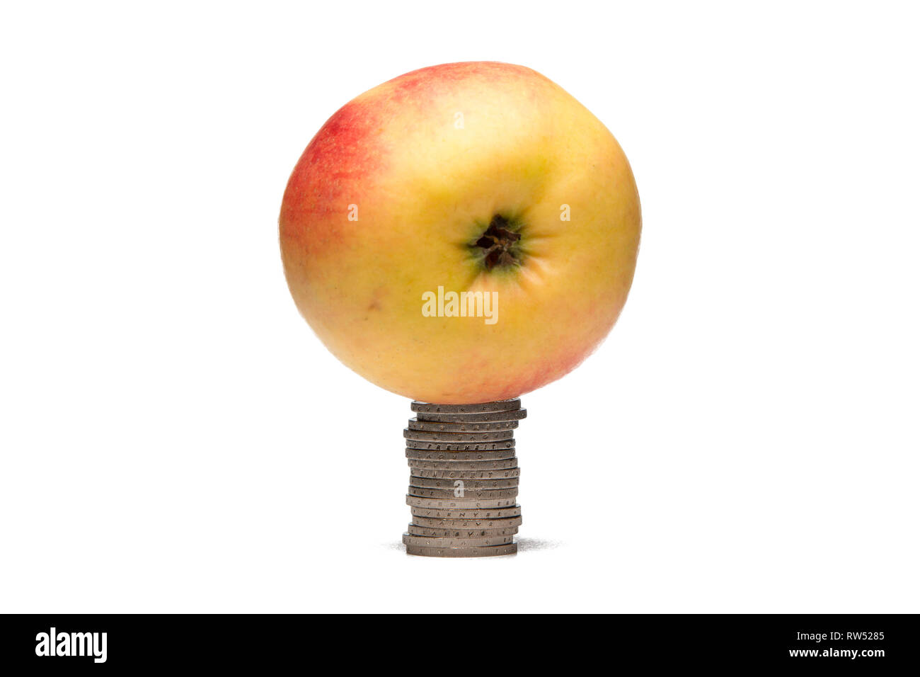Red Apple auf die Oberseite mit Euro-münzen auf weißem Hintergrund Stockfoto