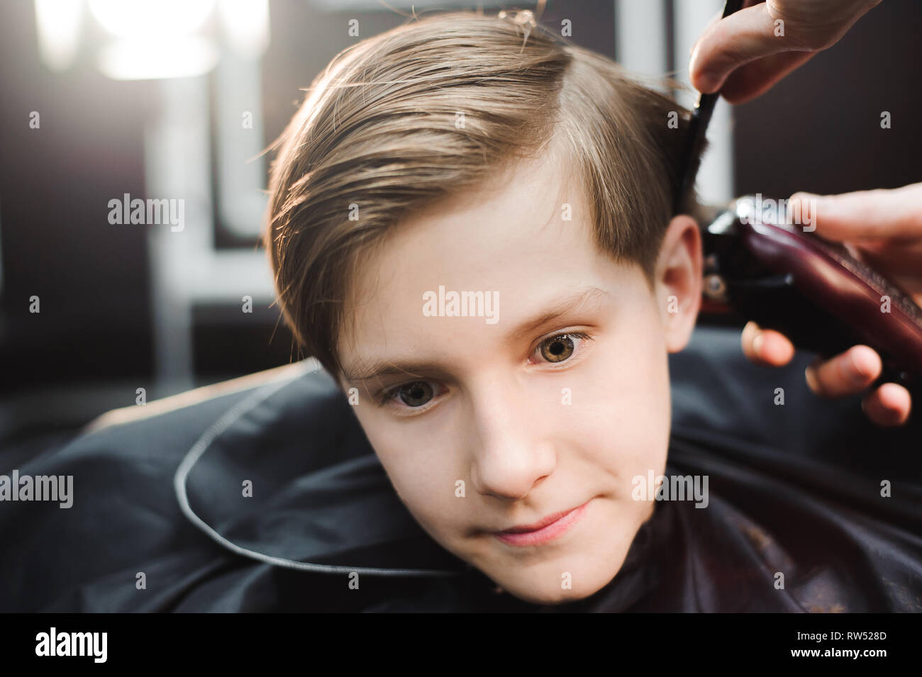 Eine nette junge Junge, ein Haarschnitt Stockfoto