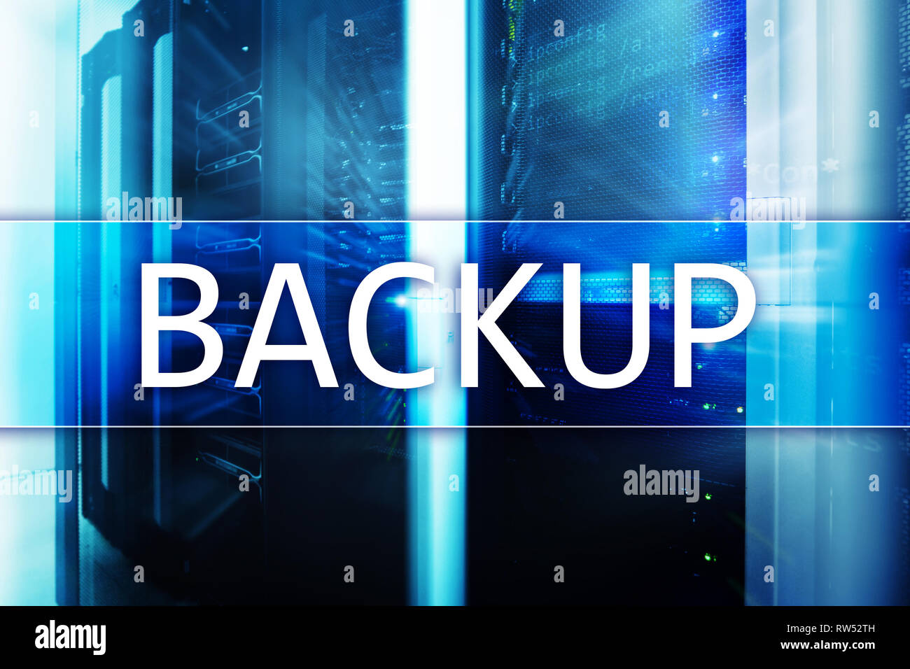 Backup System Recovery Technology Konzept auf modernen Serverraum Hintergrund. Stockfoto