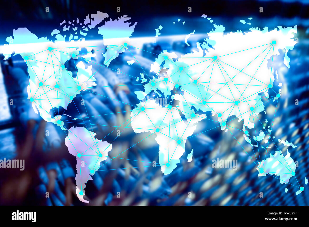Internet und Telekommunikation Konzept mit Weltkarte auf serverraum Hintergrund. Stockfoto