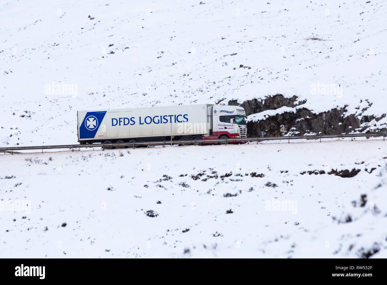 DFDS Logistik Lkw Fahrzeug entlang der A82 Straße am Tag der Winter mit Schnee um an Rannoch Moor, Glencoe, Highlands, Schottland im Winter Stockfoto