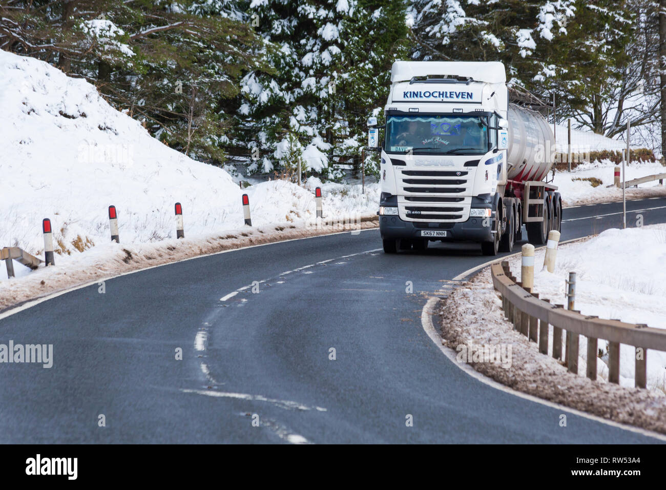 Kinlochleven Lkw Fahrzeug entlang der A82 Straße am Tag der Winter mit Schnee um an Rannoch Moor, Glencoe, Highlands, Schottland im Winter Stockfoto