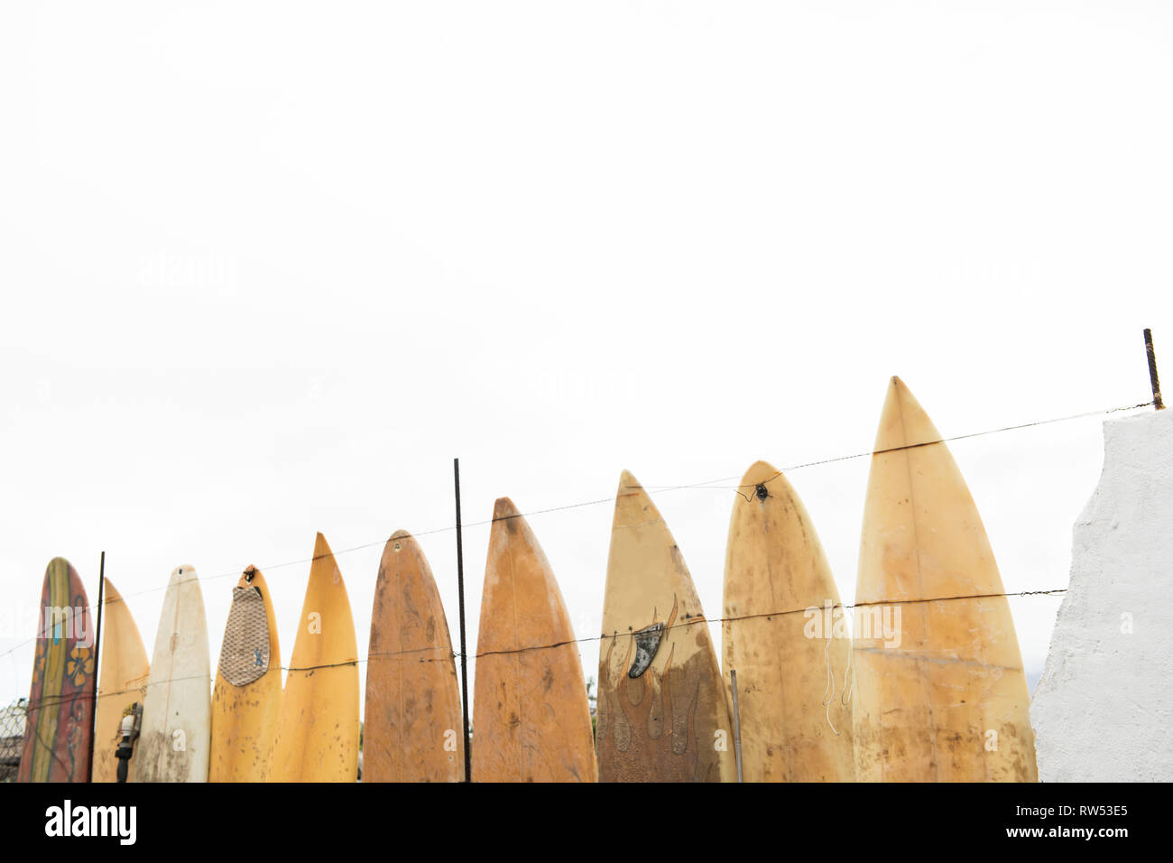 Konzept der Zaun aus alten schmutzigen grunge Surfbretter und bewölkter Himmel Stockfoto